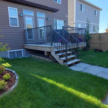 Delightful 1-Bedroom Private Suite In A New Home YYC Kültér fotó