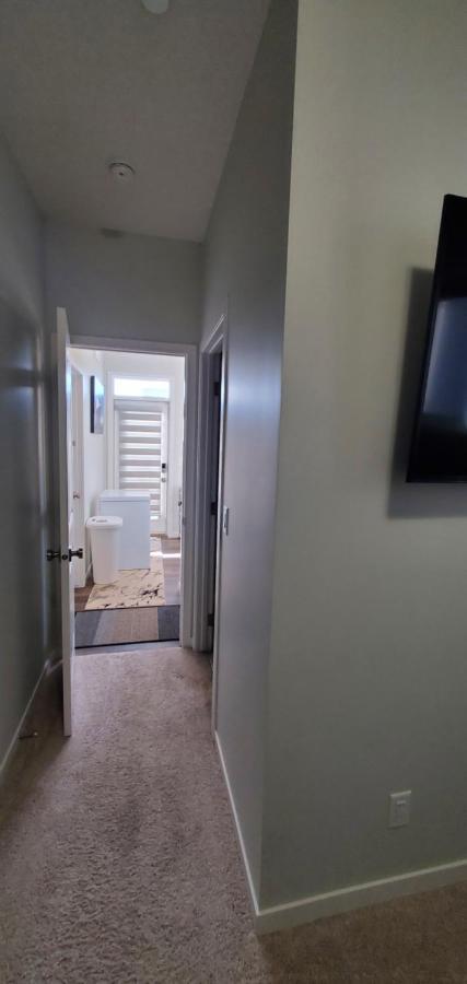 Delightful 1-Bedroom Private Suite In A New Home YYC Kültér fotó