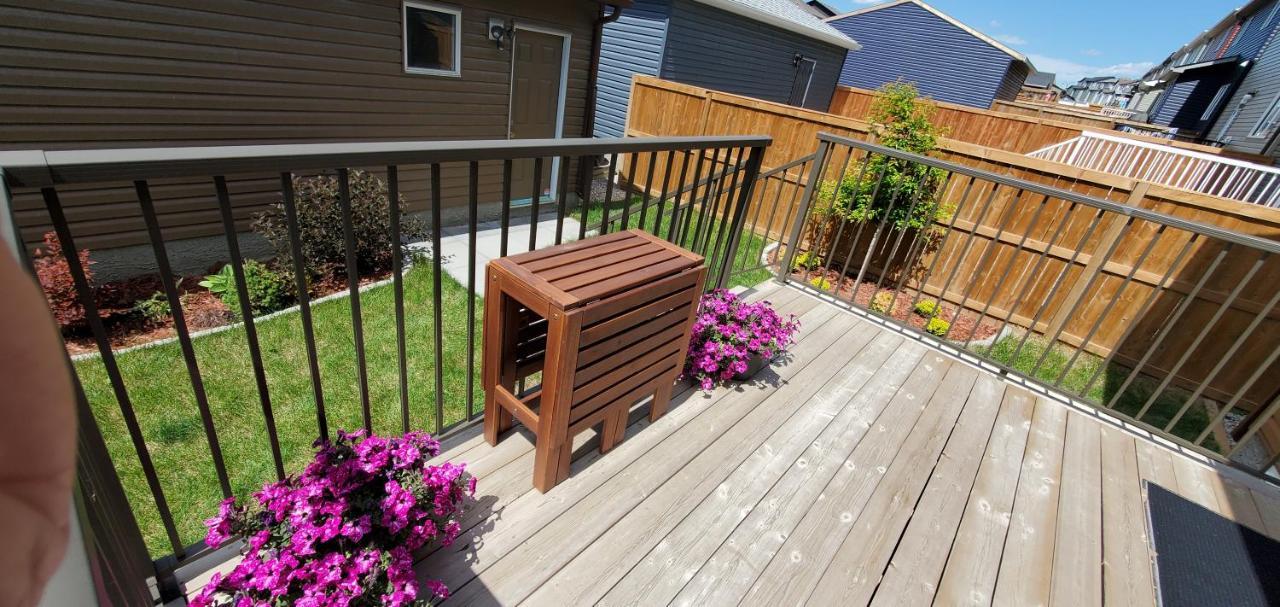 Delightful 1-Bedroom Private Suite In A New Home YYC Kültér fotó