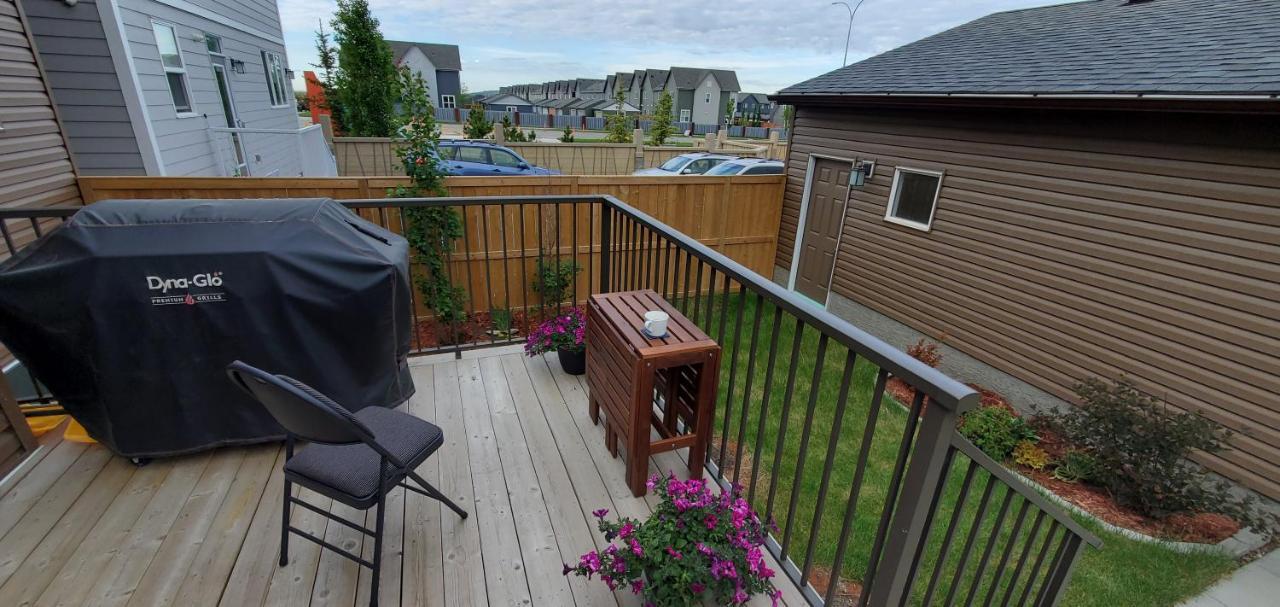 Delightful 1-Bedroom Private Suite In A New Home YYC Kültér fotó