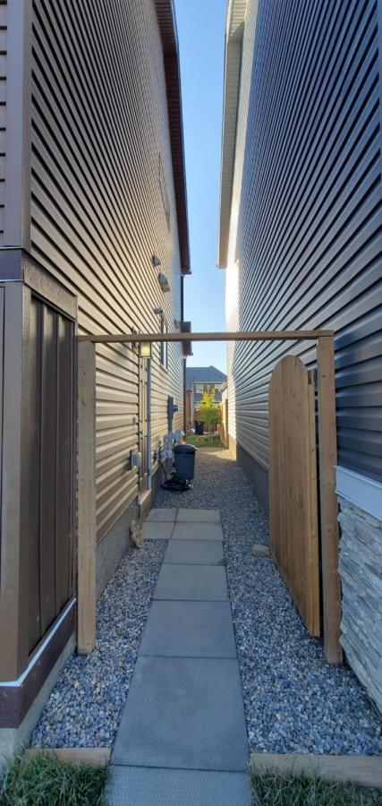 Delightful 1-Bedroom Private Suite In A New Home YYC Kültér fotó