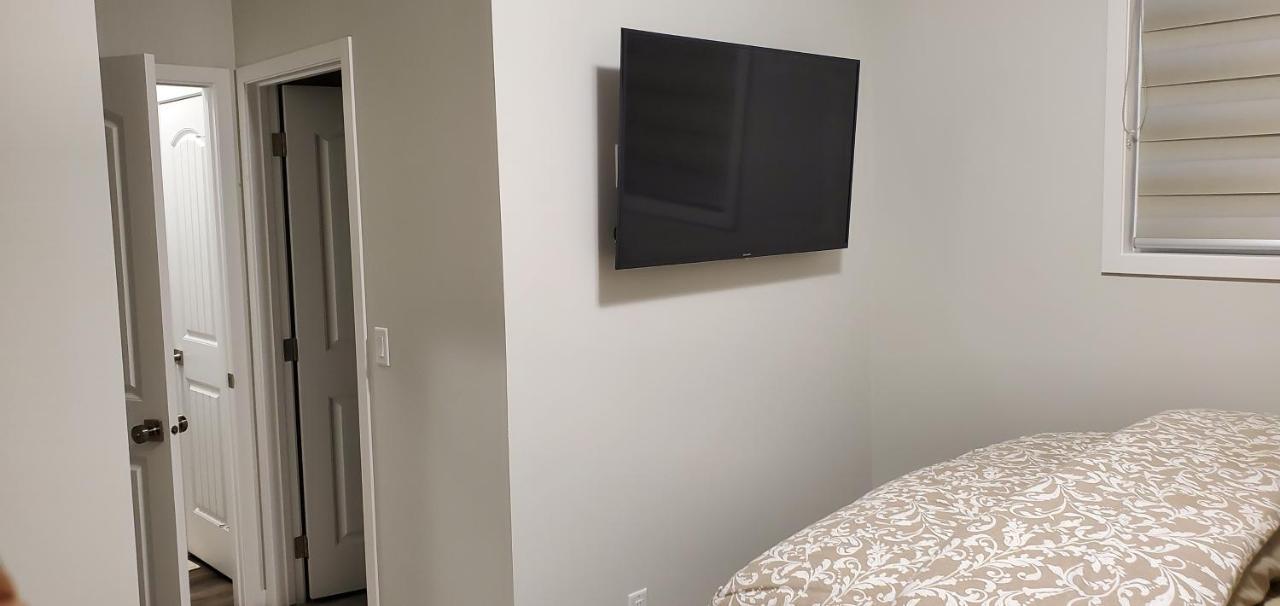 Delightful 1-Bedroom Private Suite In A New Home YYC Kültér fotó