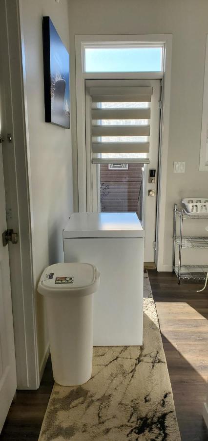 Delightful 1-Bedroom Private Suite In A New Home YYC Kültér fotó