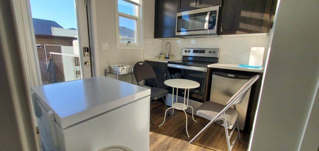 Delightful 1-Bedroom Private Suite In A New Home YYC Kültér fotó